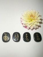 Σύμβολα Ρέικι χαραγμένα σε Οψιδιανό Σύμβολα Ρέικι χαραγμένα σε Οψιδιανό